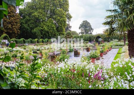 LONDON, Großbritannien - 18. August 2017: Kensington Palace Garden in London. Stockfoto