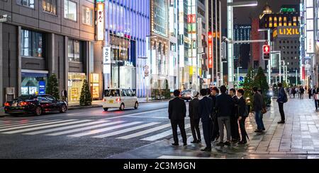 Fußgänger warten auf die Straße in Ginza, Tokio, Japan Stockfoto