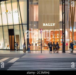 Fußgänger warten auf die Straße in Ginza, Tokio, Japan Stockfoto