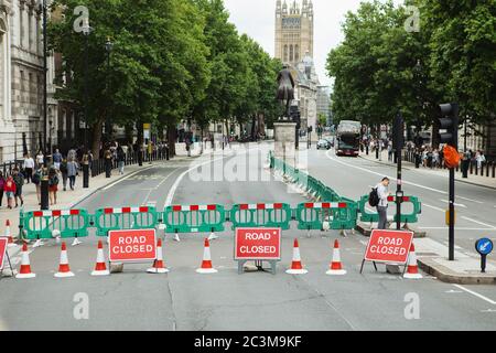 LONDON - 20. AUGUST 2017: Straße geschlossen Schild auf einer Straße von London Stockfoto
