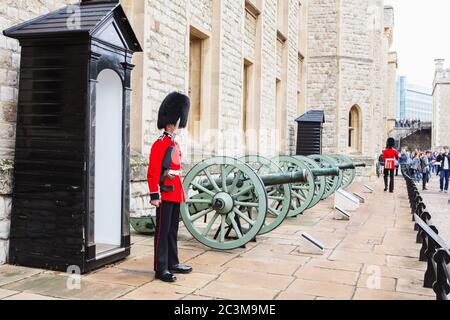 LONDON, VEREINIGTES KÖNIGREICH - 21. AUGUST 2017 : Königliche Garde am Tower of London, England. Britische Garde in roter Uniform sind das Zeichen Londons. Die Grenadie Stockfoto