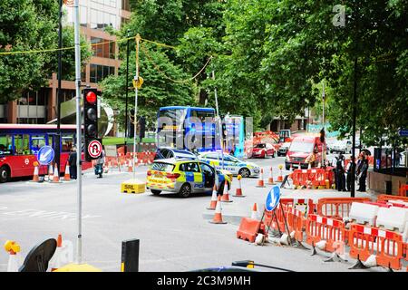 LONDON - 20. AUGUST 2017: Straße geschlossen Schild auf einer Straße von London. Reparatur der Straße im Londoner Stadtzentrum Stockfoto