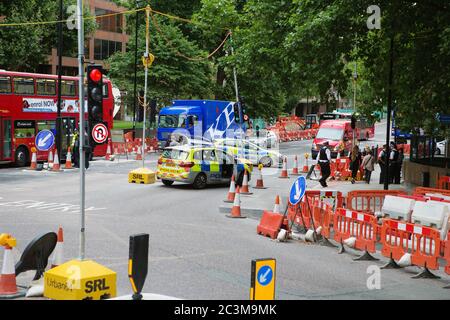 LONDON - 20. AUGUST 2017: Straße geschlossen Schild auf einer Straße von London. Reparatur der Straße im Londoner Stadtzentrum Stockfoto