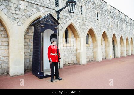 LONDON, VEREINIGTES KÖNIGREICH - 22. AUGUST 2017 : Königliche Garde in Windsor Castle, England. Britische Garde in roter Uniform sind das Zeichen Londons. Die Schotten Gua Stockfoto