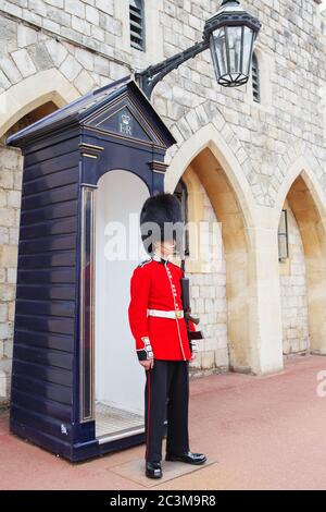 LONDON, VEREINIGTES KÖNIGREICH - 22. AUGUST 2017 : Königliche Garde in Windsor Castle, England. Britische Garde in roter Uniform sind das Zeichen Londons. Die Schotten Gua Stockfoto