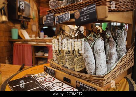 LONDON - 23. AUGUST 2017: Saucissons auf dem Borough Market in London. Saucissons ist große dicke französische Würste, in der Regel Form in Textur und aromatisierten wi Stockfoto