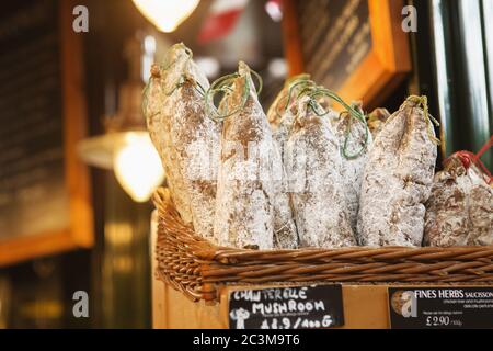 LONDON - 23. AUGUST 2017: Saucissons auf dem Borough Market in London. Saucissons ist große dicke französische Würste, in der Regel Form in Textur und aromatisierten wi Stockfoto