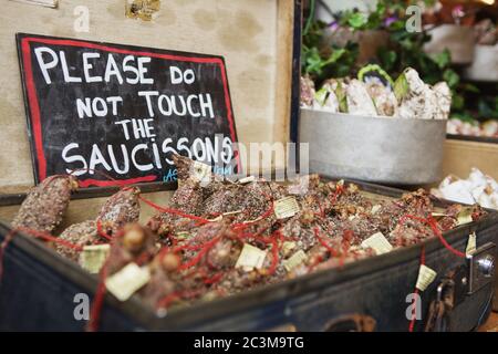 LONDON - 23. AUGUST 2017: Saucissons auf dem Borough Market in London. Saucissons ist große dicke französische Würste, in der Regel Form in Textur und aromatisierten wi Stockfoto