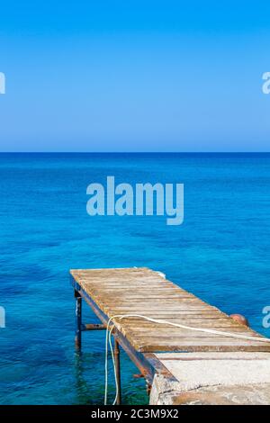 Leerer hölzerner Pier in Zypern, in der Nähe von Protaras Stockfoto