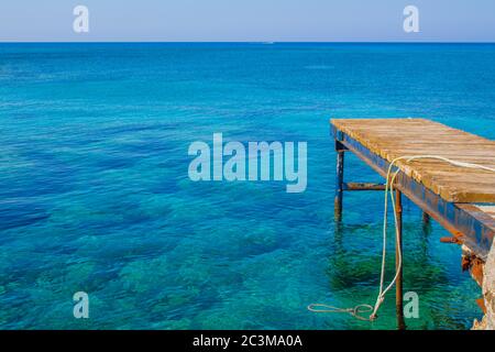 Leerer hölzerner Pier in Zypern, in der Nähe von Protaras Stockfoto