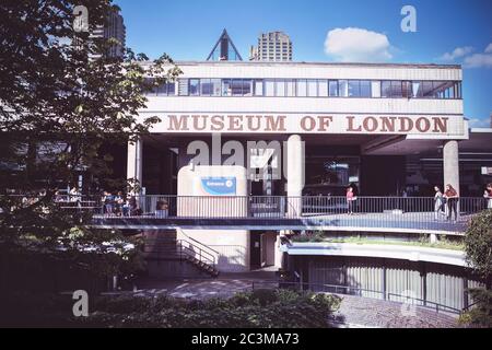 LONDON, Großbritannien - 25. August 2017: Das Museum of London dokumentiert die Geschichte von der Urgeschichte bis zur Neuzeit. Das Museum befindet sich an der London Wall, clos Stockfoto