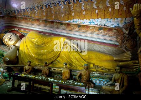 Die liegende Buddha-Statue im Schreinraum bei Wewurukannala Vihara bei Dickwella in Sri Lanka. Stockfoto