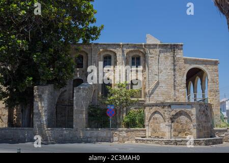 Larnaka, Zypern – 26. Juni 2015: Buyuk oder Kebir Moschee, Zypern. Am Ende der Athens Avenue, direkt gegenüber dem Larnaka (Larnaca) Fort, Buyuk Mosq Stockfoto