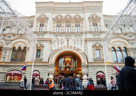 MOSKAU - 02. JANUAR 2017: KAUFHAUS GUM, Rotes Quadrat Stockfoto