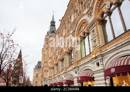 MOSKAU - 02. JANUAR 2017: KAUFHAUS GUM. Straßen von Moskau für Neujahr und Weihnachtsfeier geschmückt. Baum mit leuchtend roten und gelben b Stockfoto