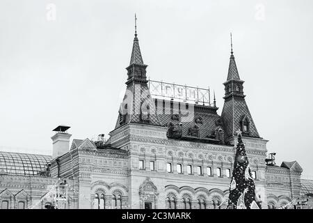 MOSKAU - 02. JANUAR 2017: KAUFHAUS GUM, Rotes Quadrat. Schwarzweiß-Fotografie Stockfoto