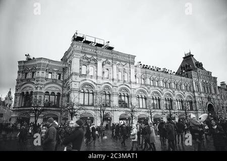 MOSKAU - 02. JANUAR 2017: KAUFHAUS GUM, Rotes Quadrat. Schwarzweiß-Fotografie Stockfoto