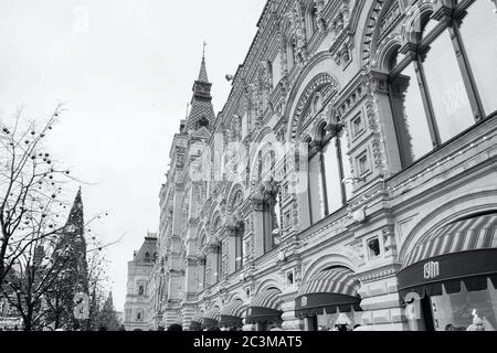 MOSKAU - 02. JANUAR 2017: KAUFHAUS GUM. Straßen von Moskau für Neujahr und Weihnachtsfeier geschmückt. Baum mit leuchtend roten und gelben b Stockfoto