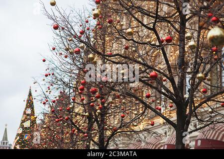 MOSKAU - 02. JANUAR 2017: Weihnachtsschmuck auf Bäumen auf dem Roten Platz in der Nähe des GUMMIGEBÄUDES Stockfoto