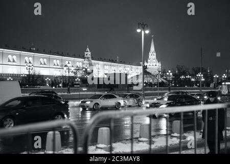MOSKAU - 05. JANUAR 2017: Der Kreml in der Nacht. Viel Verkehr auf den Straßen von Moskau Abend. Schwarzweiß-Fotografie Stockfoto