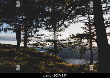 SALT SPRING ISLAND, KANADA - 21. Sep 2019: Ein Mann macht am frühen Abend ein Foto vom Gipfel des Mount Maxwell auf Salt Spring Island. Stockfoto