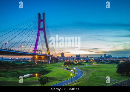 New Taipei Metropolitan Park (Erchong Floodway Riverside Park). Die Übersetzung des chinesischen Textes ist "New taipei City Bridge" Stockfoto