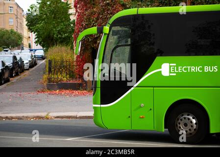 Elektrischer Touristenbus auf einer Stadtstraße Stockfoto