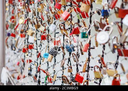 Nahaufnahme von Liebesschließfächer an der berühmten Makartsteg in Salzburg, Österreich. Vorhängeschlösser der Liebe auf einer Brücke, dem Makartsteg Stockfoto