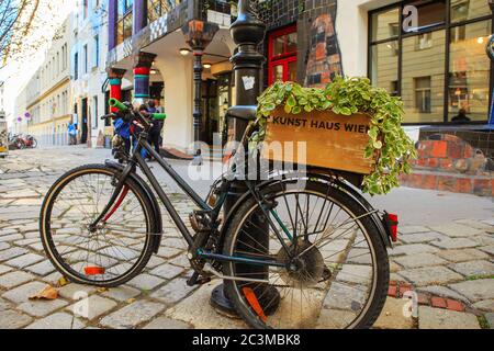 Wien, Österreich - 27. Oktober 2019: Museum Hundertwasser im Kunst Haus Wien in Wien, Österreich. Ökologisches Engagement Konzept – Grasdächer und bepflanzt Stockfoto