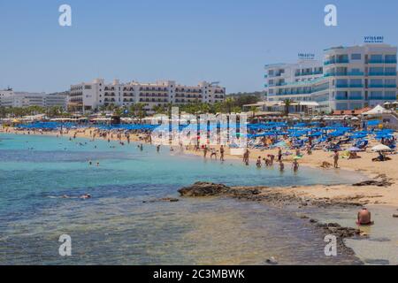 Protaras Strand, Zypern 19. Juni 2015. Menschen entspannen sich am Strand Protars in Zypern. Stockfoto