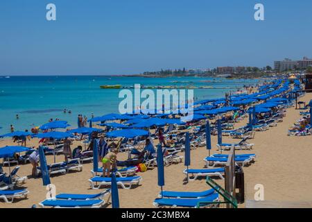 Protaras Strand, Zypern 19. Juni 2015. Menschen entspannen sich am Strand Protars in Zypern. Stockfoto