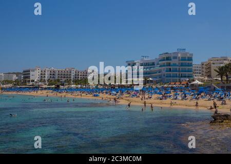 Protaras Strand, Zypern 19. Juni 2015. Menschen entspannen sich am Strand Protars in Zypern. Stockfoto