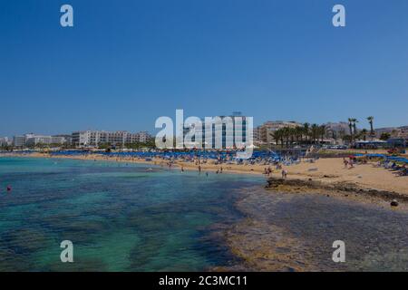 Protaras Strand, Zypern 19. Juni 2015. Menschen entspannen sich am Strand Protars in Zypern. Stockfoto