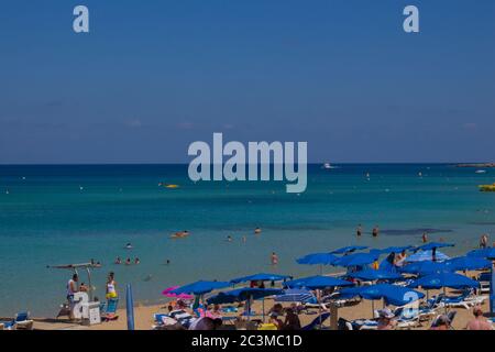 Protaras Strand, Zypern 19. Juni 2015. Menschen entspannen sich am Strand Protars in Zypern. Stockfoto