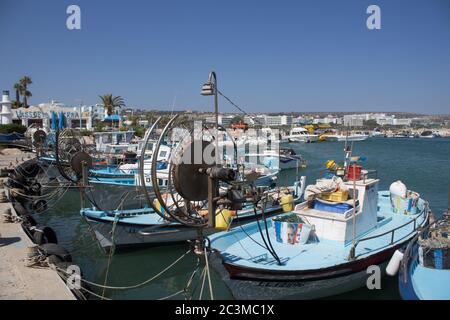 24. Juni 2015 - Ayia Napa, Zypern: Fischerboote im Hafen von Ayia Napa Stockfoto