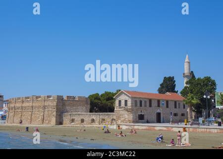 Larnaca, Zypern - 26. Juni 2015. Die Menschen entspannen sich am Strand vor Larnaca Fort. Stockfoto