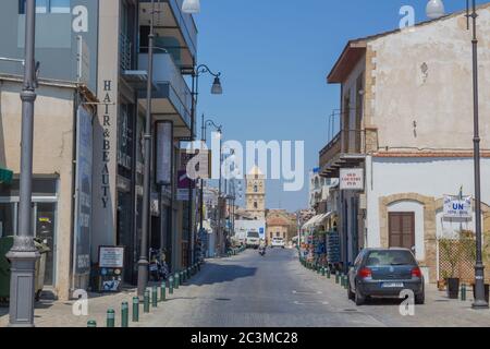 Larnaca, Zypern - 26. Juni 2015: Blick von der Straße auf die Kirche des Heiligen Lazarus Stockfoto