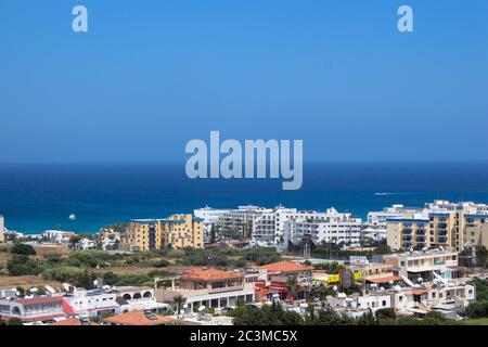 Protaras, Zypern - 19. Juni 2015: Panoramablick auf Protaras Dorf Stockfoto