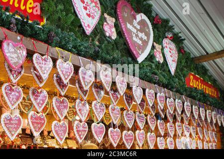 Wien, Österreich - 24. November 2018: Nahaufnahme des Weihnachtsmarktes. WeihnachtsLebkuchen auf einem Weihnachtsmarkt. Frohe weihnachten, niedlich festliche de Stockfoto
