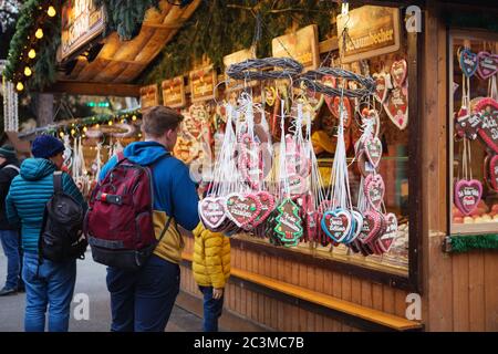 Wien, Österreich - 24. November 2018: Nahaufnahme des Weihnachtsmarktes. WeihnachtsLebkuchen auf einem Weihnachtsmarkt. Frohe weihnachten, niedlich festliche de Stockfoto