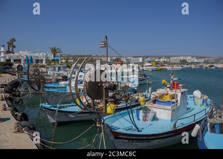 24. Juni 2015 - Ayia Napa, Zypern: Fischerboote im Hafen von Ayia Napa Stockfoto