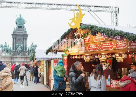 Wien, Österreich - 25. November 2018: Weihnachtsmarkt am Maria-Theresa-Platz, Wien, Österreich Stockfoto