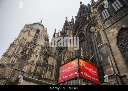 Wien, Österreich - 25. November 2018: Außenansicht der St. Stephansdom in Wien, Österreich. Konzept der römisch-katholischen religiösen Wahrzeichen und Mutter Chu Stockfoto