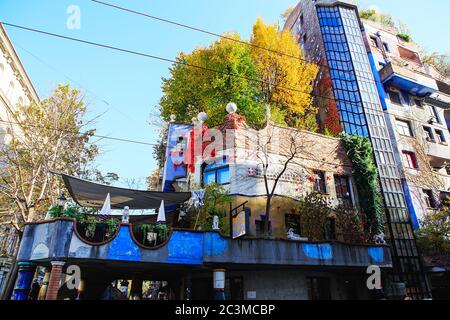 Wien, Österreich - 27. Oktober 2019: Hundertwasserhaus Appartementhaus hat bunte Fassade, wellige Böden, Dach mit Erde und Gras bedeckt, groß Stockfoto