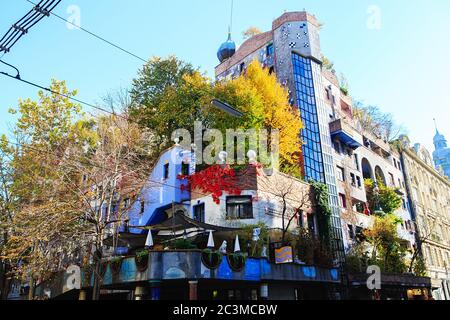 Wien, Österreich - 27. Oktober 2019: Hundertwasserhaus Appartementhaus hat bunte Fassade, wellige Böden, Dach mit Erde und Gras bedeckt, groß Stockfoto