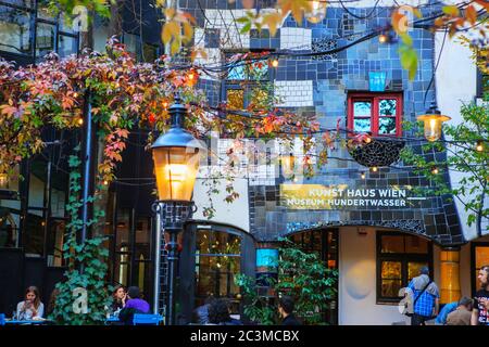 Wien, Österreich - 27. Oktober 2019: Museum Hundertwasser im Kunst Haus Wien in Wien, Österreich. Ökologisches Engagement Konzept – Grasdächer und bepflanzt Stockfoto
