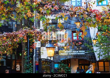 Wien, Österreich - 27. Oktober 2019: Museum Hundertwasser im Kunst Haus Wien im Herbst. Konzept des ökologischen Engagements – Grasdächer und gepflanzte tr Stockfoto