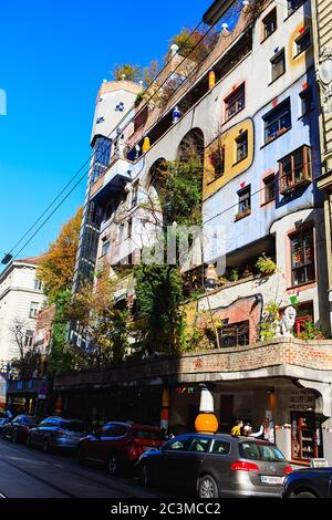 Wien, Österreich - 27. Oktober 2019: Hundertwasserhaus Appartementhaus hat bunte Fassade, wellige Böden, Dach mit Erde und Gras bedeckt, groß Stockfoto