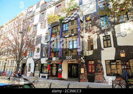 Wien, Österreich - 27. Oktober 2019: Museum Hundertwasser im Kunst Haus Wien in Wien, Österreich. Ökologisches Engagement Konzept – Grasdächer und bepflanzt Stockfoto