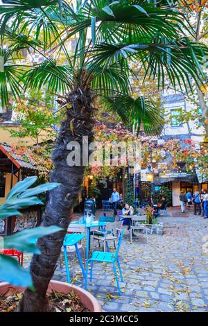 Wien, Österreich - 27. Oktober 2019: Museum Hundertwasser im Kunst Haus Wien in Wien, Österreich. Ökologisches Engagement Konzept – Grasdächer und bepflanzt Stockfoto